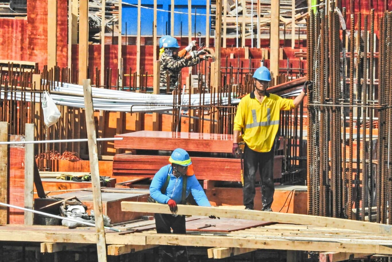 How to Evaluate a Contractor's Track Record and Past Projects in Dubai